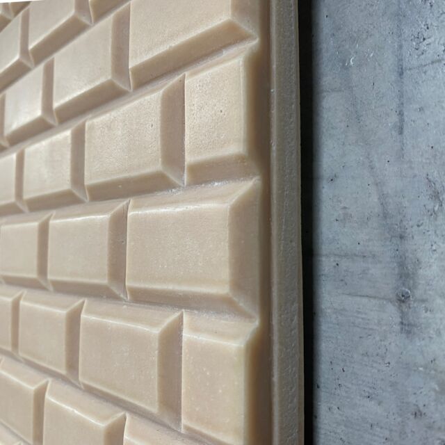 ✨ Matière et Texture

Dernière création de l'artisan, ce jeu de matière et de texture revisite un motif intemporel à la trame répétitive moderne : les carreaux biseautés dits carreaux métro Ⓜ️

#basrelief #calcaire #calcite #limestone #creationfrancaise #design #metierdart #ateliers #ateliersdart #art #artisanant
#artisanatfrançais #madeinfrance #artisanatfrance #design #designinspiration #designer #designmotif #motifdesign #creationcontemporaine