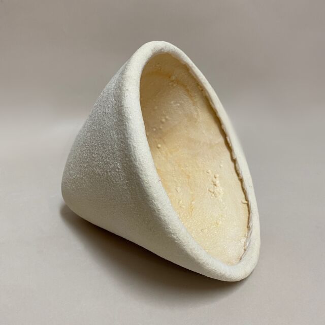 Pileus (2021 – 2023) - Heidrun Sandbichler
Incrustation sur moulage à partir d'un bonnet en feutre

Un travail d'incrustation délicat dans ce projet pour reproduire en calcaire la texture du feutre. La pièce sera dévoilée lors de la prochaine exposition de l'artiste au @villastuck à Munich.

🧐 " Chant nocturne " Heidrun Sandbichler
du 28 juin au 1er octobre 2023
Museum Villa Stuck, Prinzregentenstrasse 60, München

#art #artisanat #artisanatfrancais #metierrare #metierdart #savoirfairefrancais #madeinfrance #calcite #calcaire #limestone #fontainespetrifiantes #auvergne #myauvergne #auvergnerhonealpes #puydedome #puydedometourisme #saintnectaire #sancy #otsancy #maitreartisan #handmade #faitmain #entreprisefrancaise #visiteentreprise #visiteauvergne #tourismesavoirfaire #puydedometourisme #visiteinsolite #auvergnetourisme #travelinauvergne