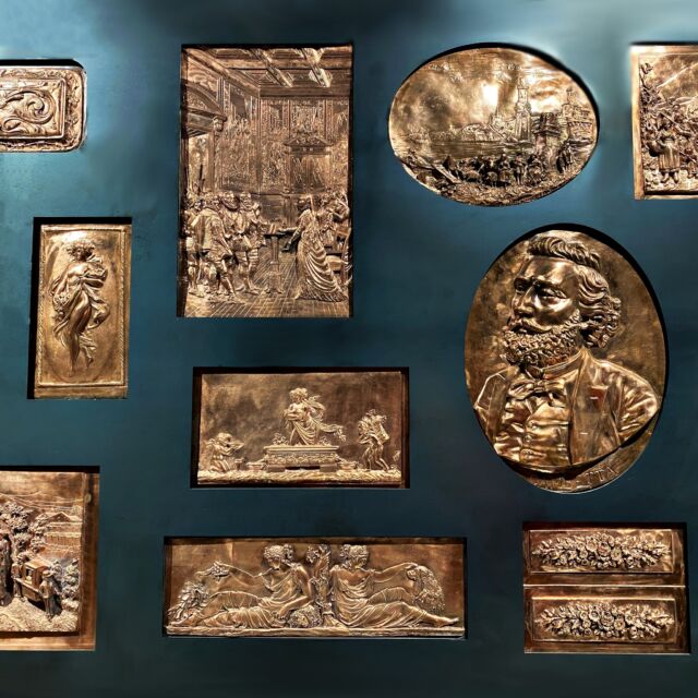 ✨ Patrimoine historique de l'entreprise : les matrices en cuivre ✨

Elles sont le reflet des 200 ans d'existence des Fontaines Pétrifiantes ! Vie quotidienne auvergnate, mythologie, faits historiques marquants, personnages emblématiques, peintures célèbres... Le Maître Artisan pioche dans cette grande diversité de modèles pour réaliser les bas-reliefs en calcaire.

#art #artisanat #artisanatfrancais #metierrare #metierdart #savoirfairefrancais #madeinfrance #calcite #calcaire #limestone #fontainespetrifiantes #auvergne #myauvergne #auvergnerhonealpes #puydedome #puydedometourisme #saintnectaire #sancy #otsancy #maitreartisan #handmade #faitmain #entreprisefrancaise #visiteentreprise #visiteauvergne #tourismesavoirfaire #puydedometourisme #visiteinsolite #auvergnetourisme #travelinauvergne